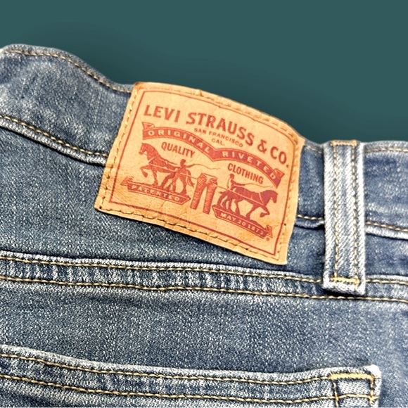 EUC LEVIS Distressed High Rise Cutoff Shorts in Medium-Light Blue. 27🩳 - Picture 5 of 12